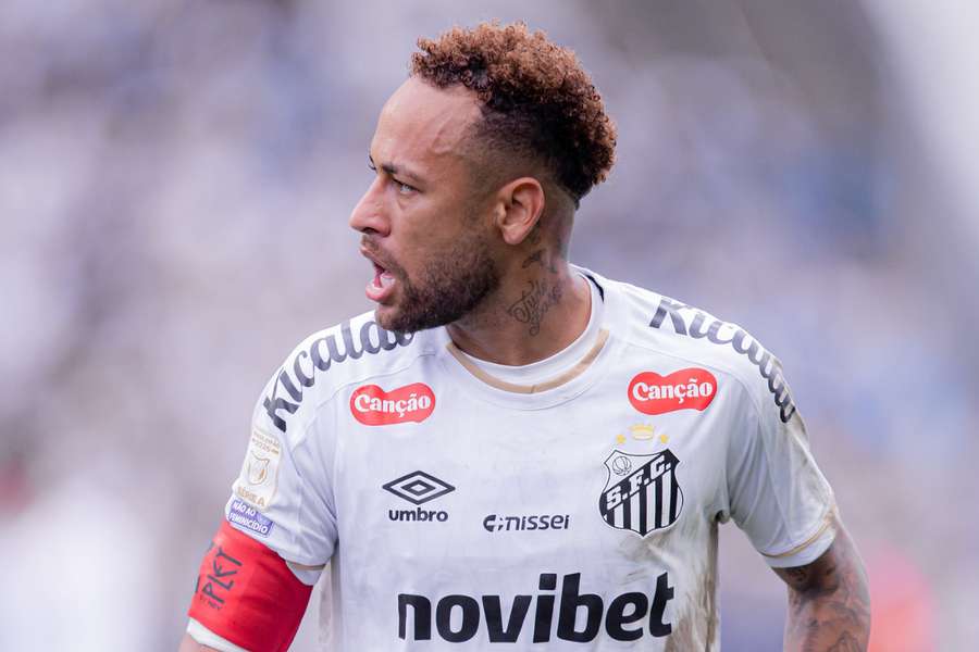 Neymar pode perder amistosos após edema na panturrilha Neymar pode perder amistosos após edema na panturrilha