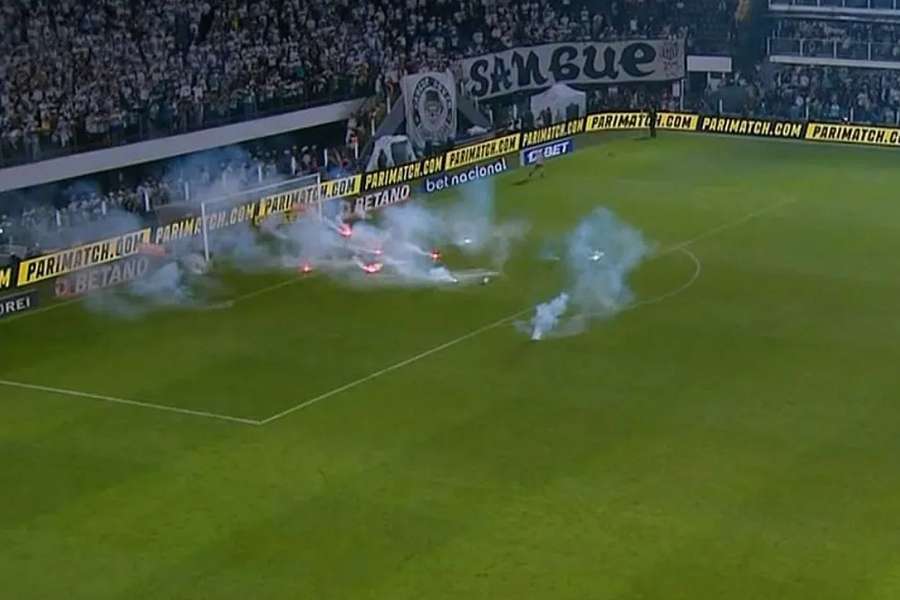 Adeptos do Santos atiraram várias tochas para o relvado e levaram à interrupção do jogo