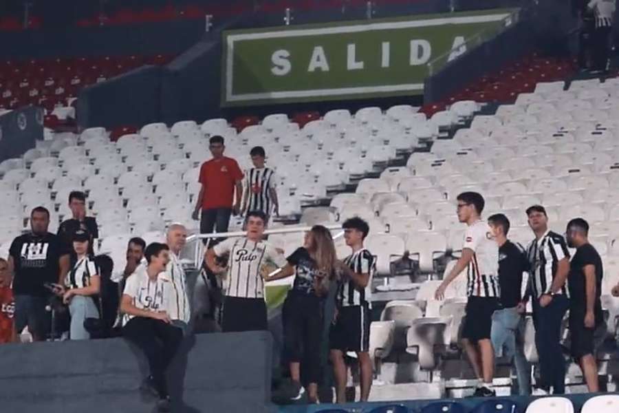 Integrantes da torcida do Libertad foram vistos imitando um macaco