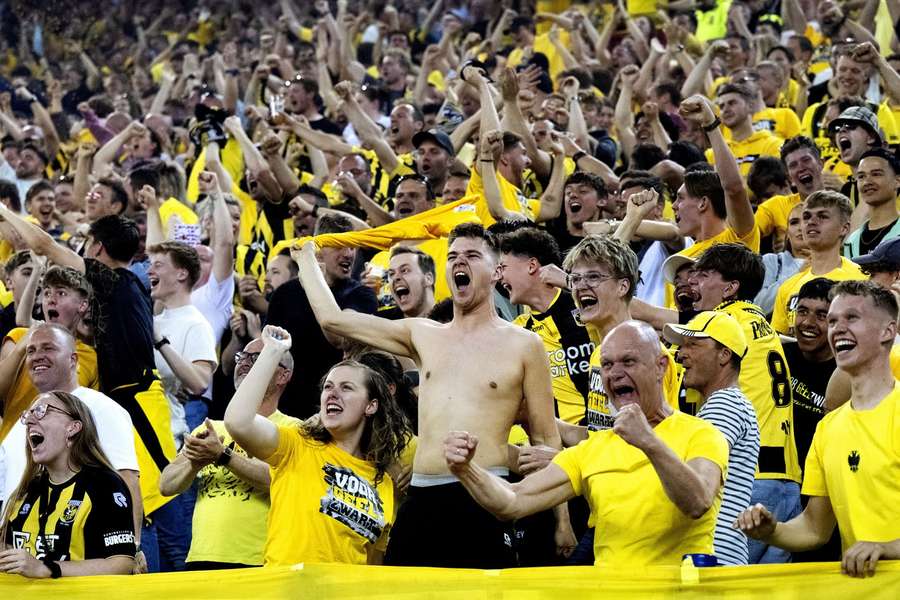 Het Gelredome stond ondanks of dankzij de toestand bij Vitesse vol achter de club