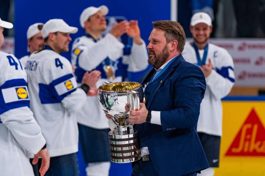 Antti Pennanen with the World Championship trophy