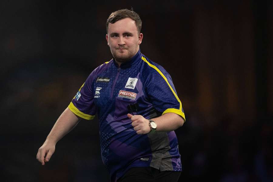 Luke Littler is debutant en maakte vanmiddag korte metten met Brendan Dolan