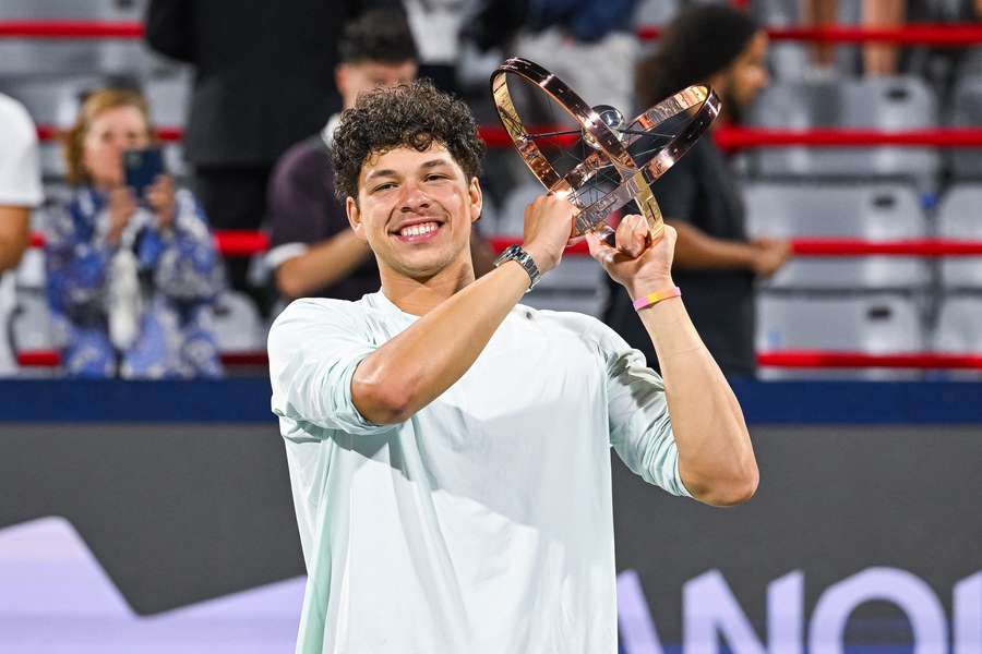 Shelton con il suo trofeo. Shelton con il suo trofeo.