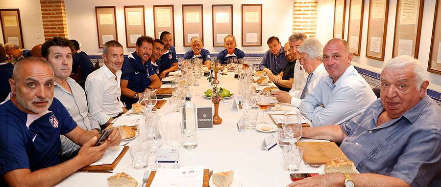 Técnicos y directivos rojiblancos, en la clásica reunión de pretemporada.