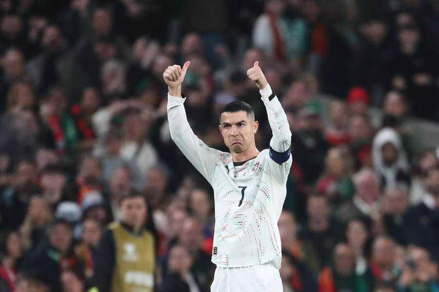 Ronaldo a jeho ironické gesto směrem k irským fanouškům.