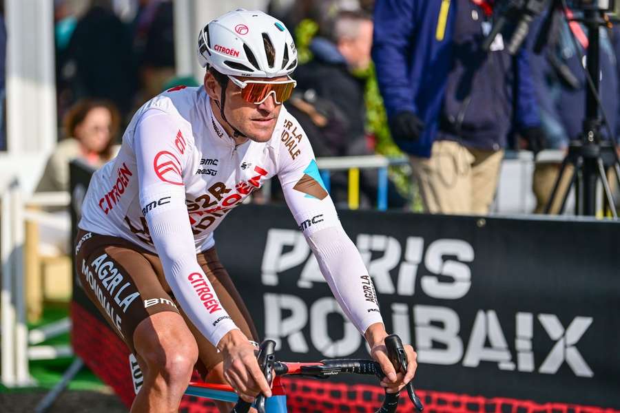 Greg van Avermaet com as cores da AG2R