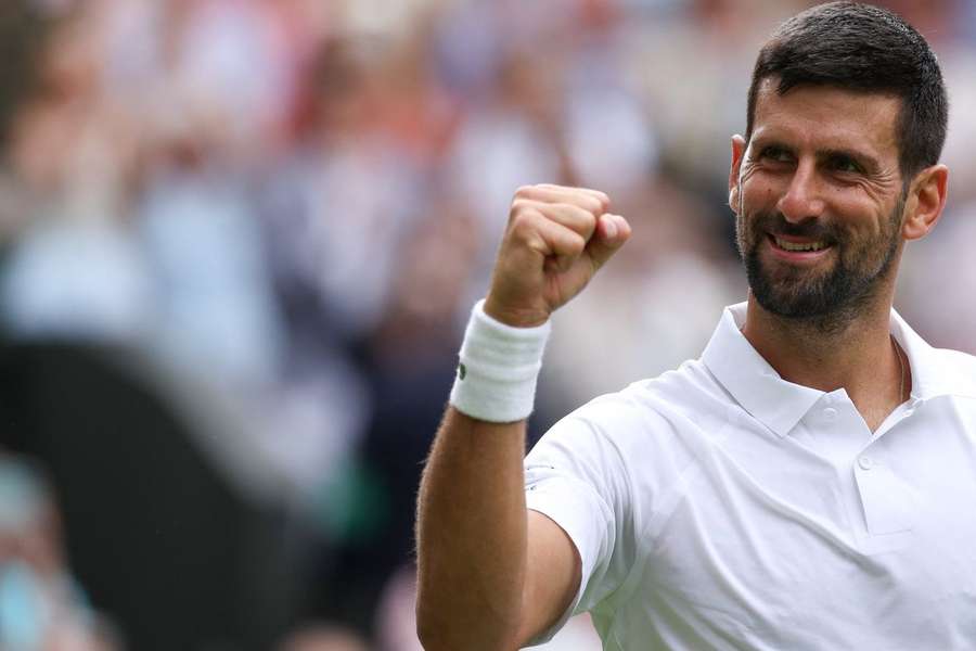 Djokovic segue em frente