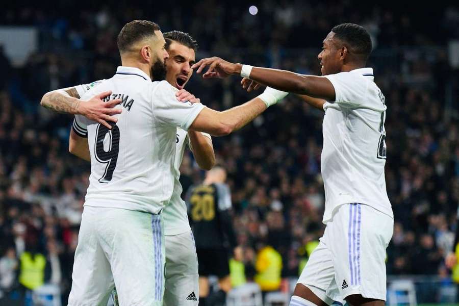 Alaba celebra o golo com Benzema e Ceballos