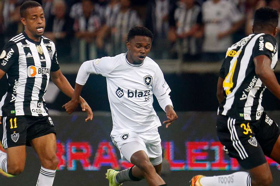 Jeffinho está de volta ao Botafogo depois de defender o Lyon por poucos meses