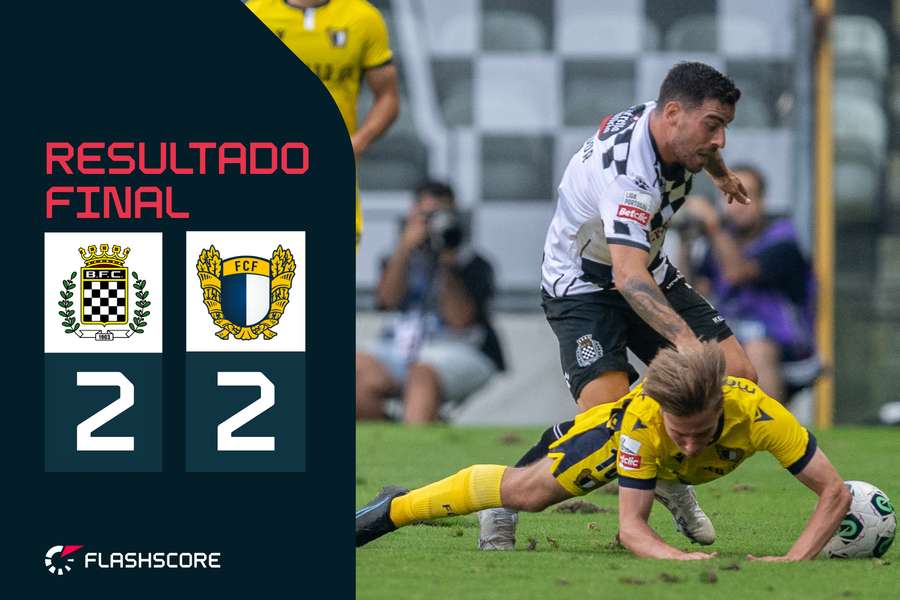 Salvador Agra a disputar a bola com Liimata
