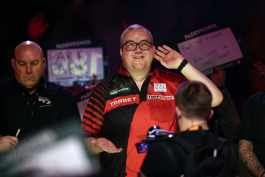Stephen Bunting, durante una de sus icónicas entradas en el Mundial de Dardos.