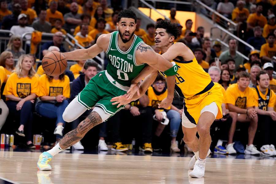 Jayson Tatum nasázel ve čtvrtém zápase série 26 bodů.