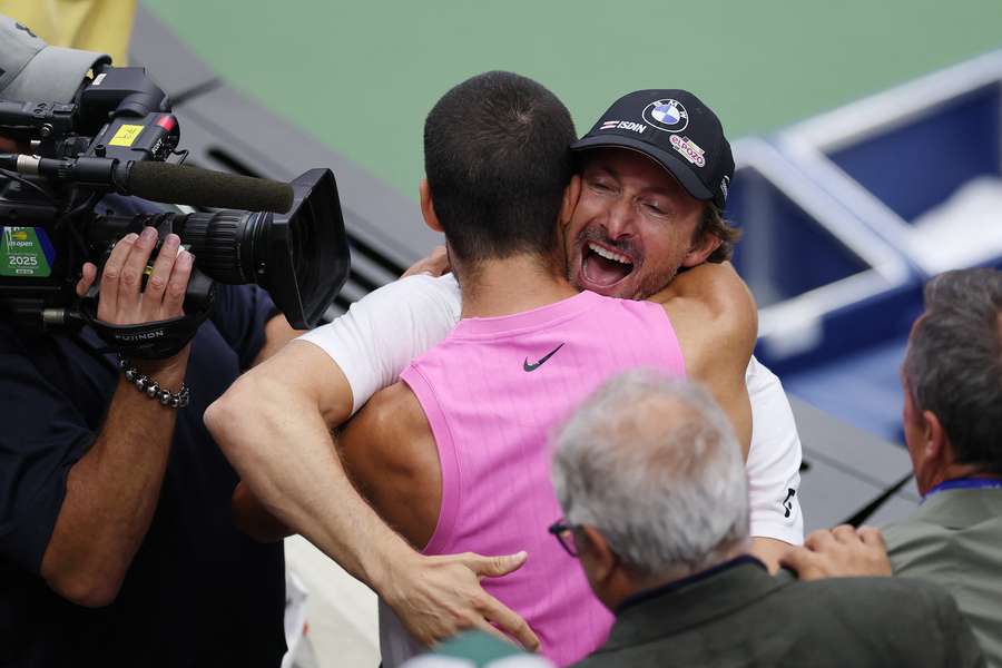 Ferrero y Alcaraz, abrazados tras la final del US Open Ferrero y Alcaraz, abrazados tras la final del US Open