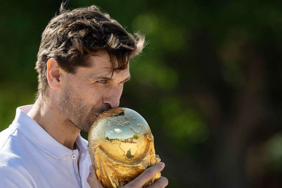 Fernando Llorente besa el trofeo