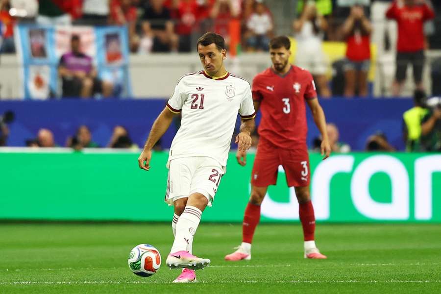 Mikel Oyarzábal, ante Rúben Dias, en el Portugal-España