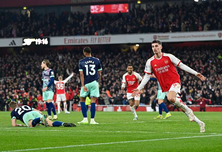 Arsenal's Duitse middenvelder #29 Kai Havertz viert het tweede doelpunt van het team tegen Brentford