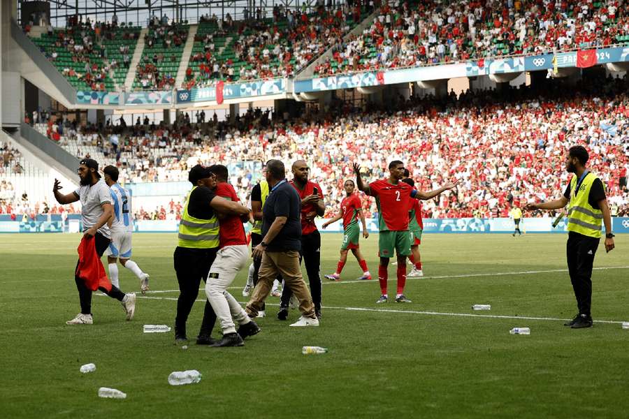 Hakimi reacts as pitch invaders cause havoc