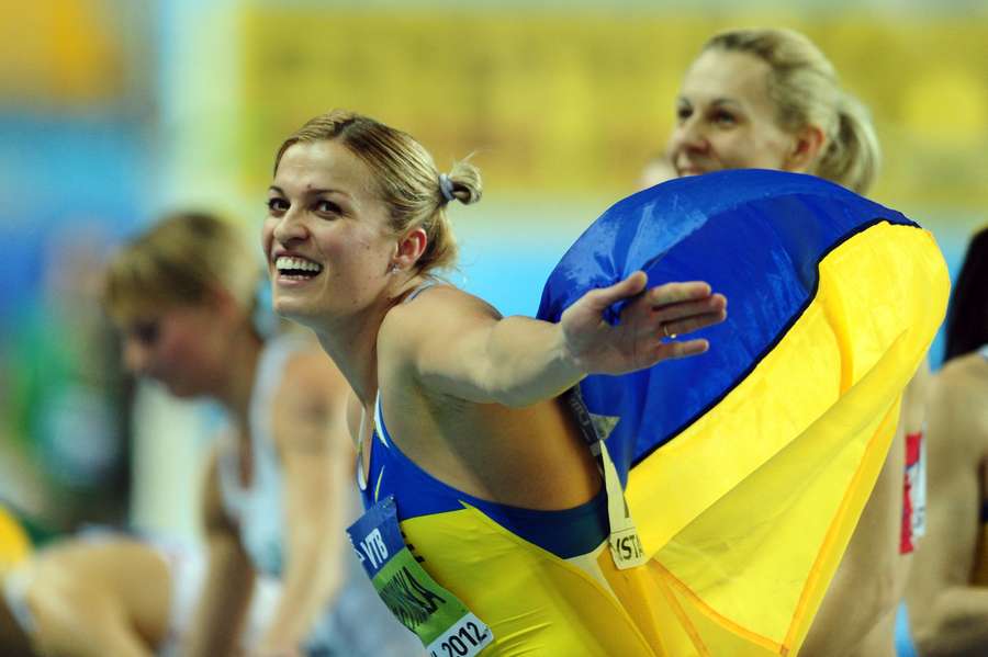 Dobrynska, con la bandera de Ucrania hace más de una década.