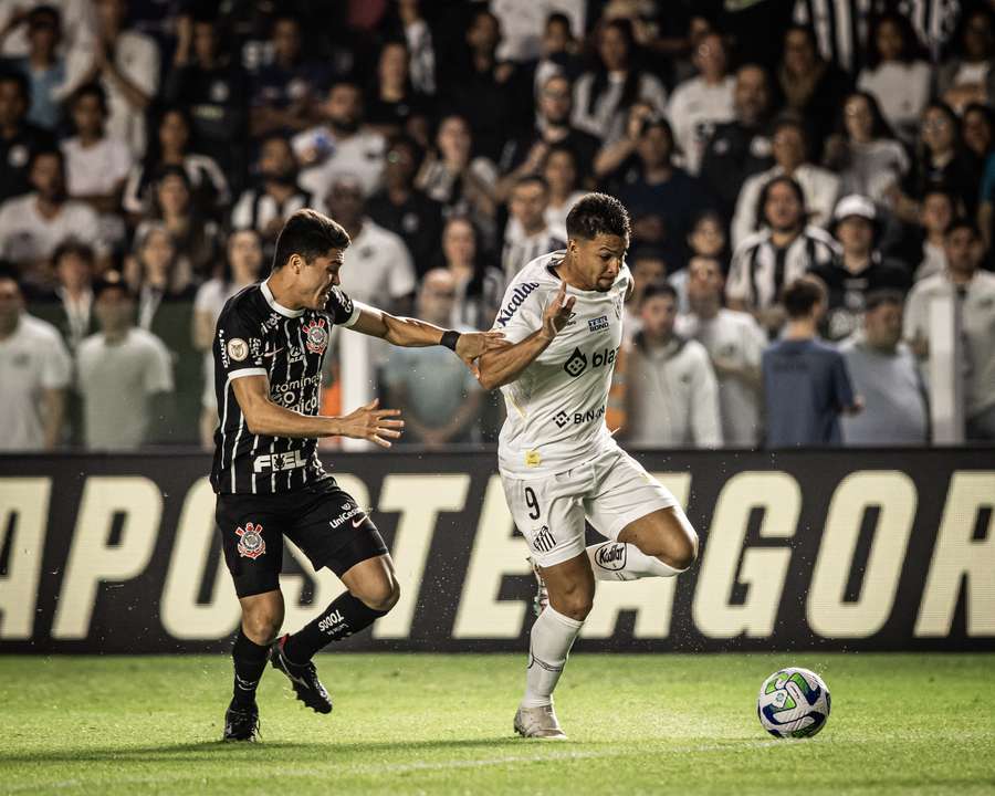 No primeiro turno, Corinthians venceu o Santos na Vila Belmiro por 2 a 0