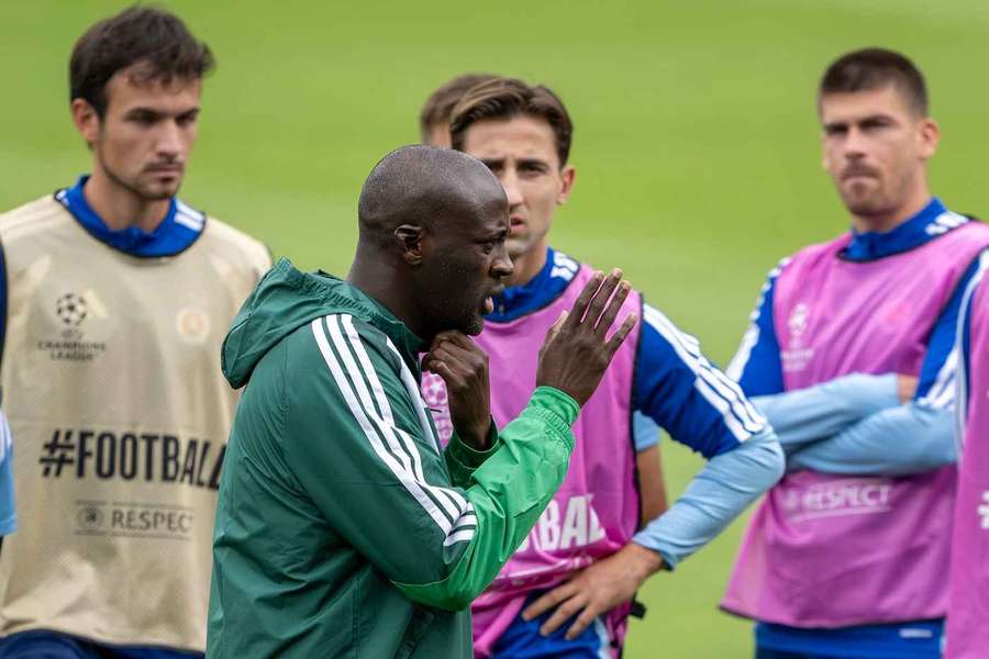 Yaya Touré na tréninku Slovanu před zápasem v Paříži. Yaya Touré na tréninku Slovanu před zápasem v Paříži.