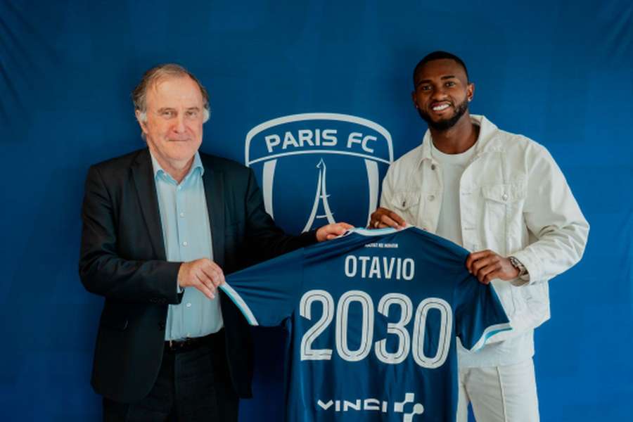 Otávio com a camisola do Paris FC