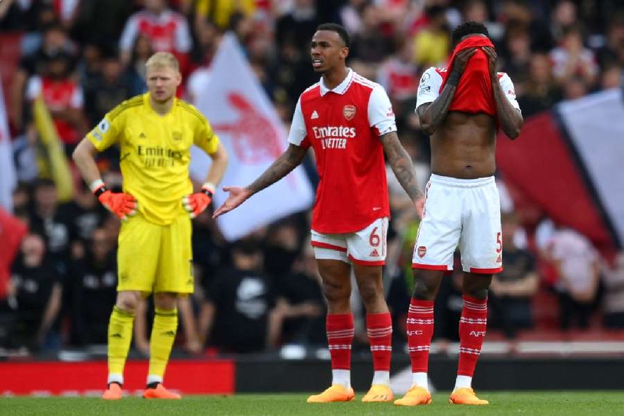 Hráči Arsenalu reagujú počas kalamitnej prehry