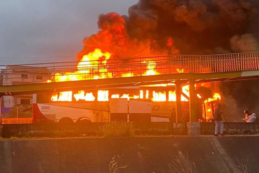 Autocarro de adeptos do Cruzeiro foi incendiado