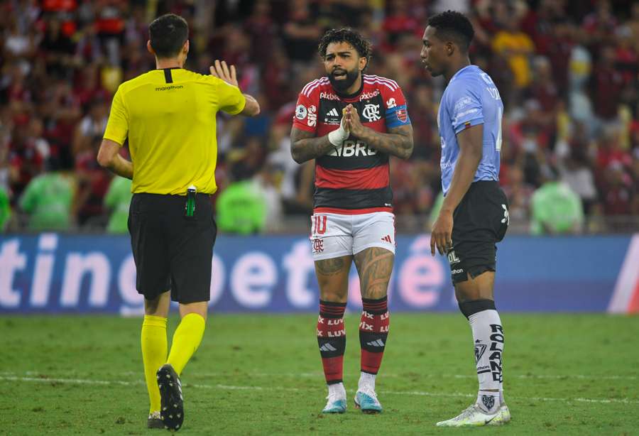 Gabigol levou cartão amarelo na disputa de pênaltis Gabigol levou cartão amarelo na disputa de pênaltis