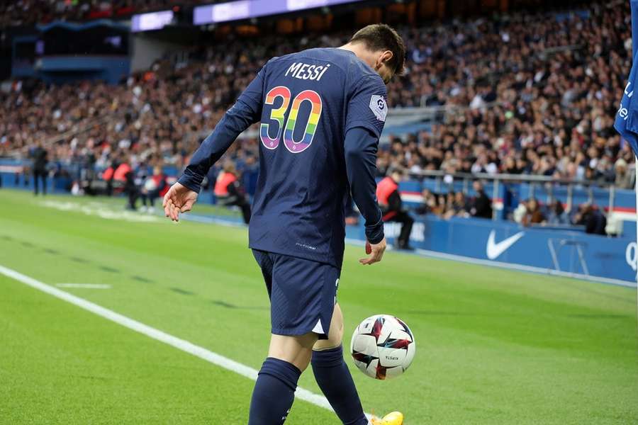 Messi, jonglând relaxat cu mingea în ciuda fluierăturilor din tribune