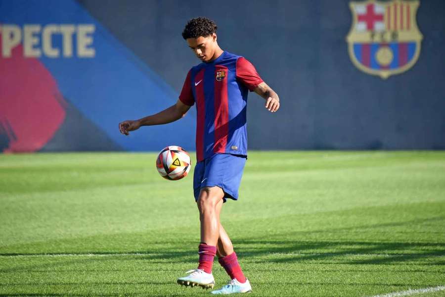 Filho de Ronaldinho tenta construir a própria carreira longe dos clubes do pai