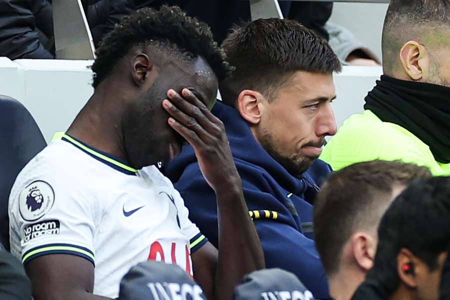 Tottenhams Davinson Sanchez nadat hij werd gewisseld tijdens de wedstrijd tegen Bournemouth op 15 april