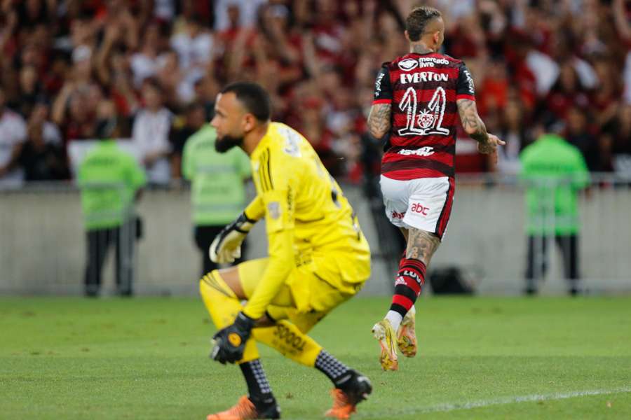 Com reservas, Flamengo vence o Atlético-MG e assume 3º lugar no BR