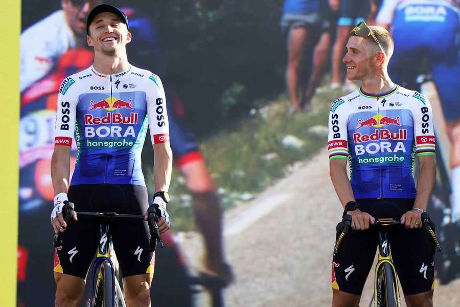 Florian Lipowitz und Remco Evenepoel bei der Teampräsentation vor der Tour de France 2026 Florian Lipowitz und Remco Evenepoel bei der Teampräsentation vor der Tour de France 2026