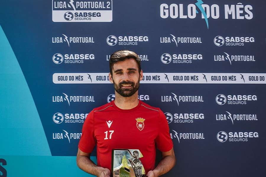 Roberto com o prémio de melhor golo do mês