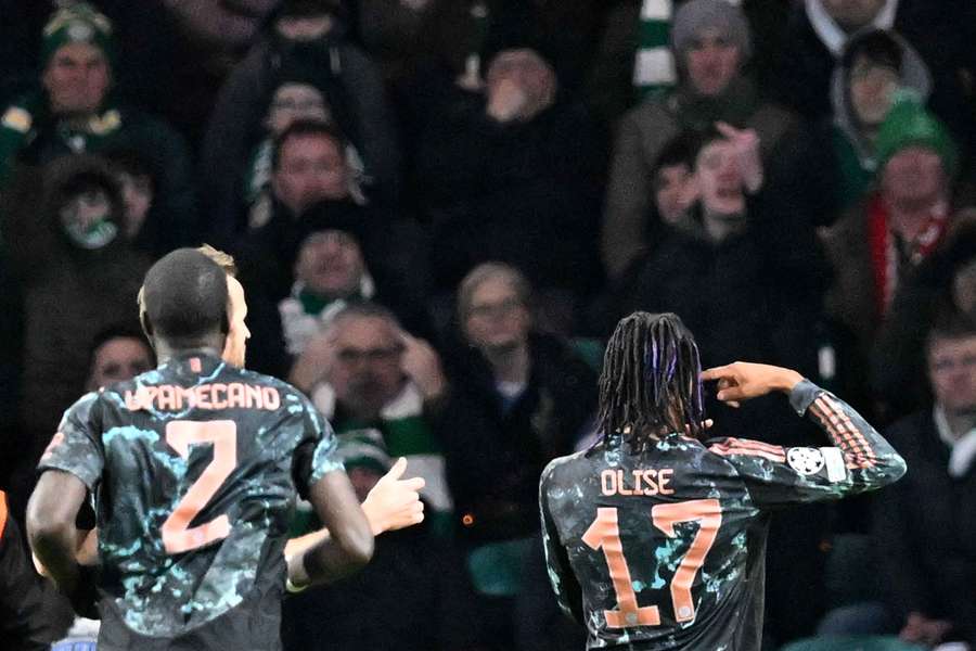Die Bayern-Stars Upamecano (l.) und Olise (r.) beim gemeinsamen Torjubel