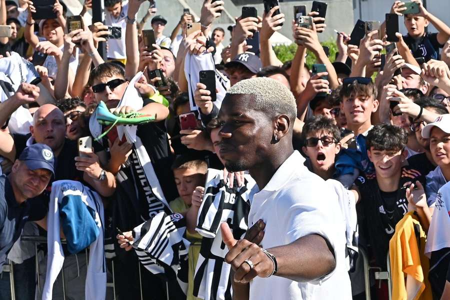 Při příjezdu na lékařskou prohlídku vítaly Pogbu v Turíně davy fanoušků.