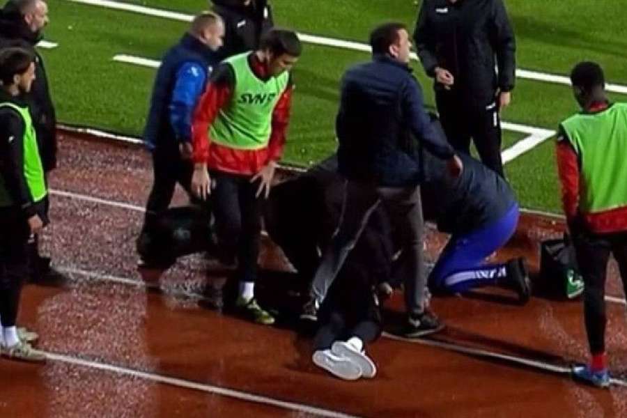 Mladen Zizovic, trener Radnicki 1923, upada na skraju boiska