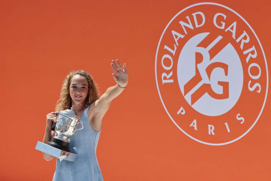 Mirra com a copa Suzanne-Lenglen