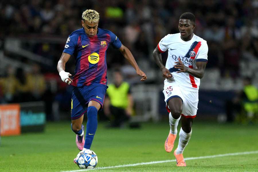 Lamine Yamal e Nuno Mendes travaram grande duelo em Barcelona x PSG