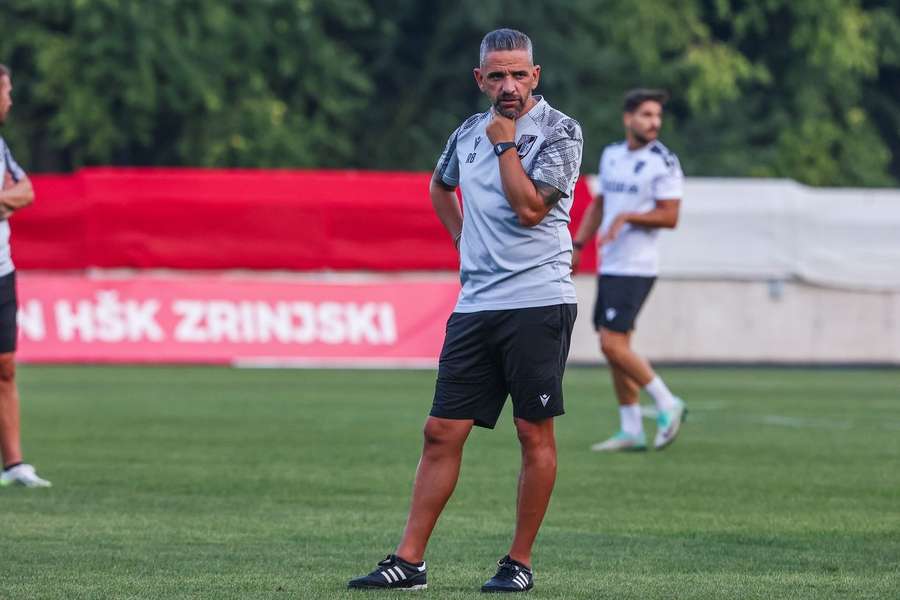 Rui Borges atento ao jogo com Famalicão