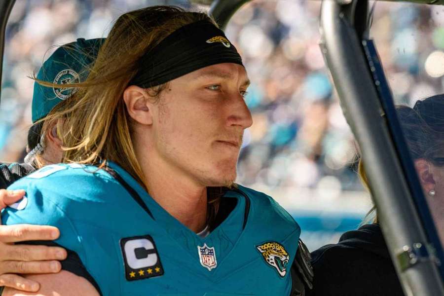 Trevor Lawrence musste mit dem Cart vom Feld gebracht werden.