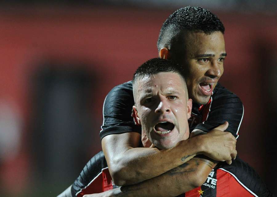 Renato Kayzer e Erick fizeram os golos do Vitória