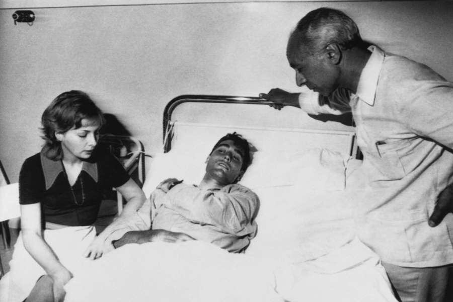 Luis Ocaña se recupera en el hospital allá por 1971.