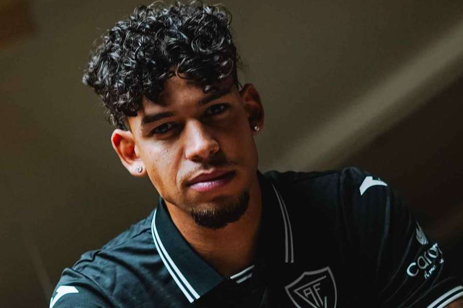 Extremo brasileiro assume o número 10