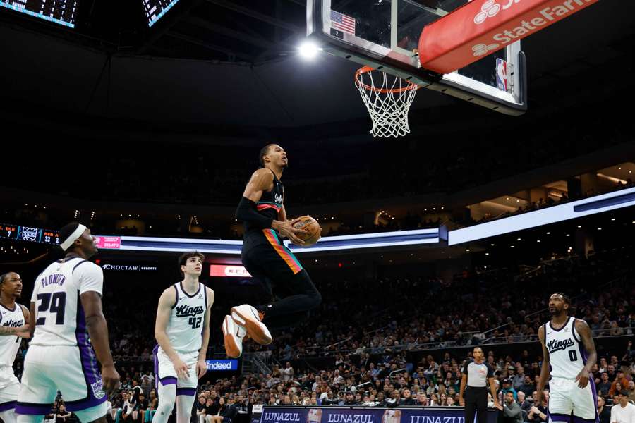 Wembanyama, en un mate Wembanyama, en un mate