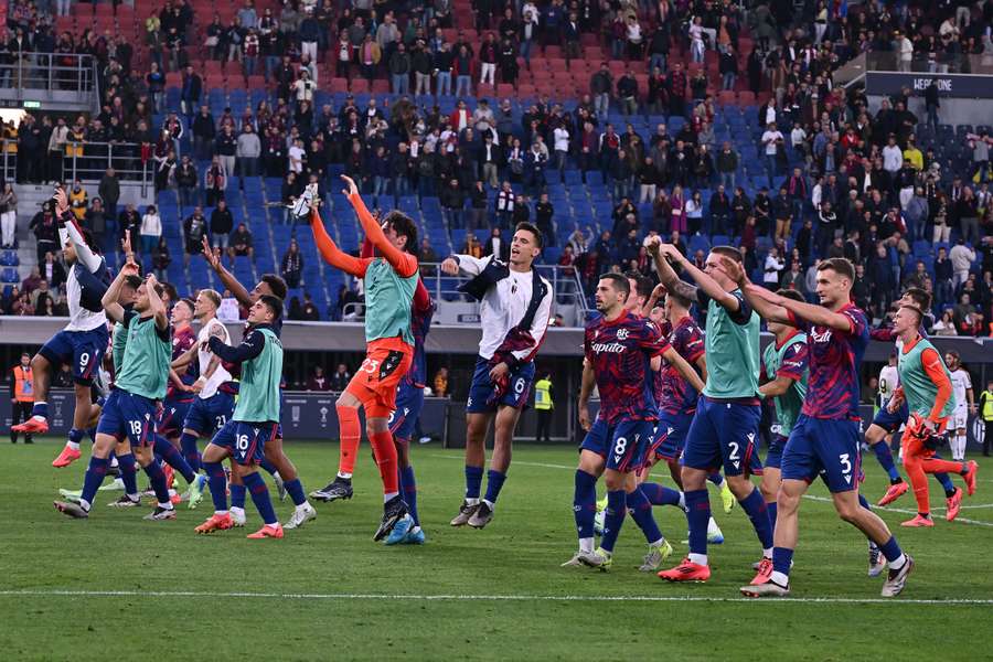 Les joueurs de Bologne célébrant leur victoire avec leurs supporters.