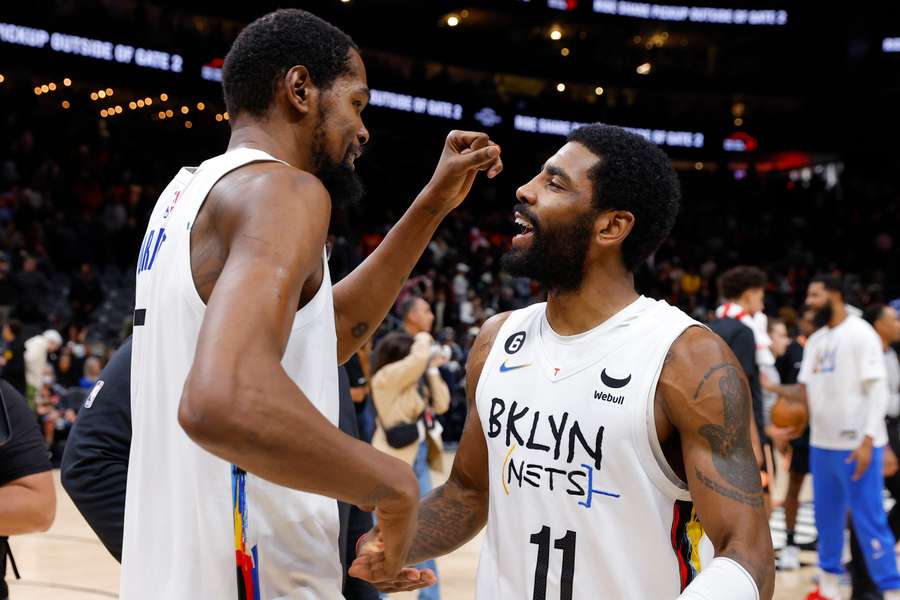 Kevin Durant #7 en Kyrie Irving #11 kunnen na een lastige seizoenstart eindelijk weer een beetje lachen