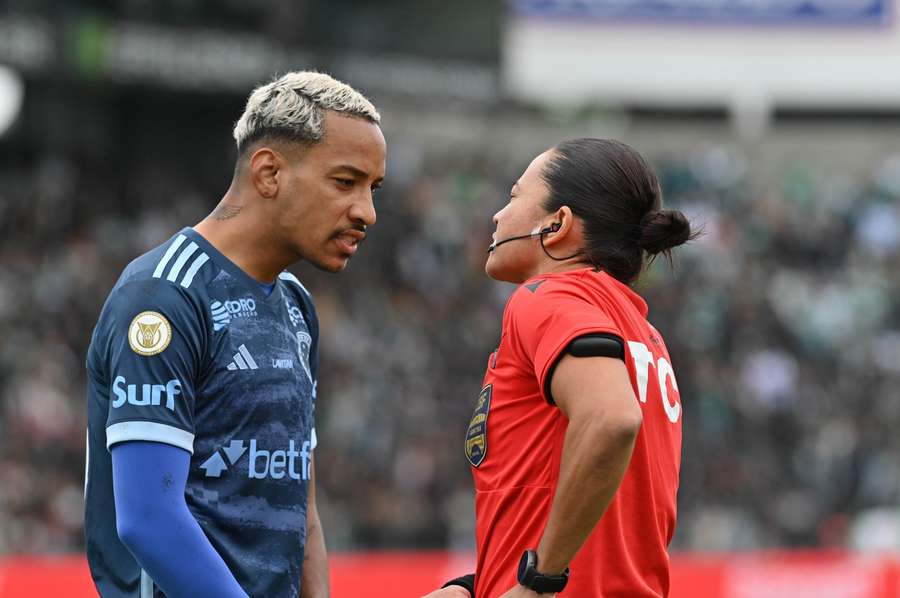 Matheus Pereira foi expulso pela árbitra Edina Alves Batista 
