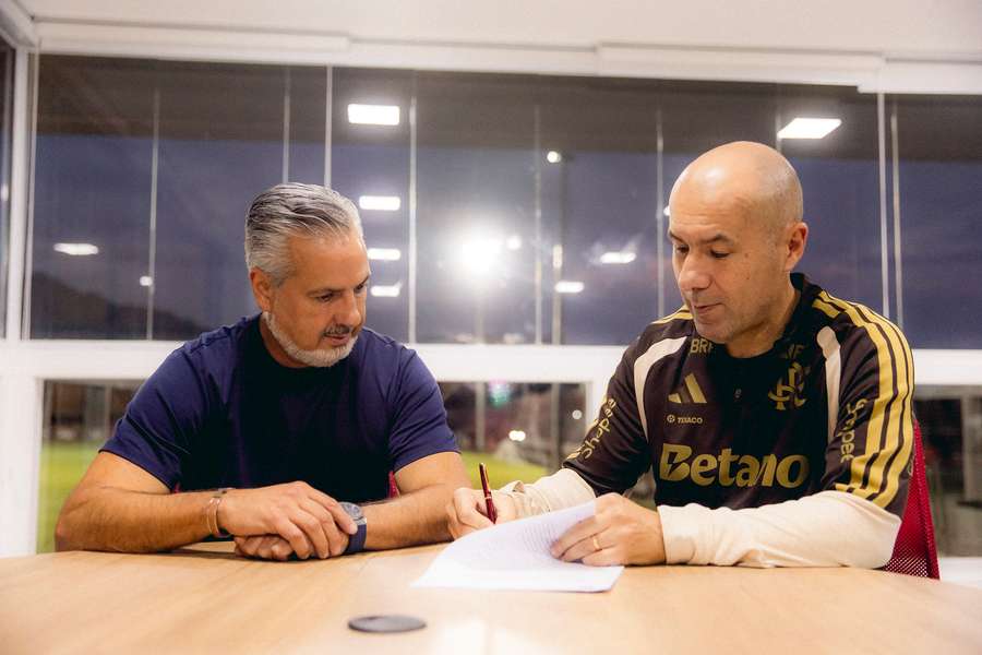 Boto (esq.) acaba de contratar Leonardo Jardim