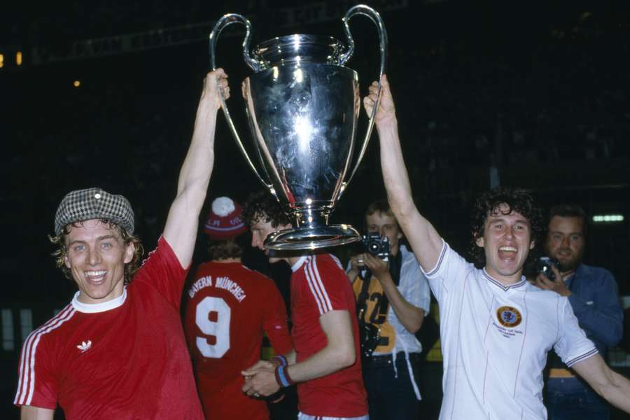 Aston Villa players with the trophy for the winners of the then PMEZ, defeating Bayern Munich 1-0 in the final in 1982